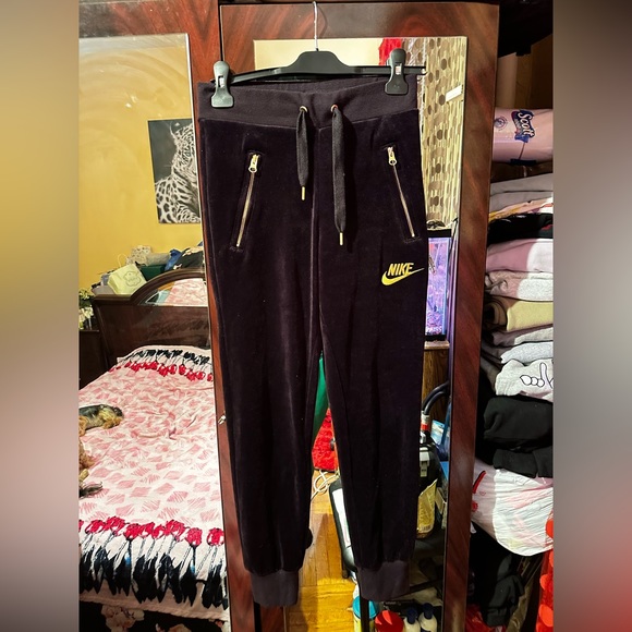 Pre Owned! Nike 2 Piece Velvet Women Tracksuit , Zip Up Hoddie and Pants - Picture 6 of 7